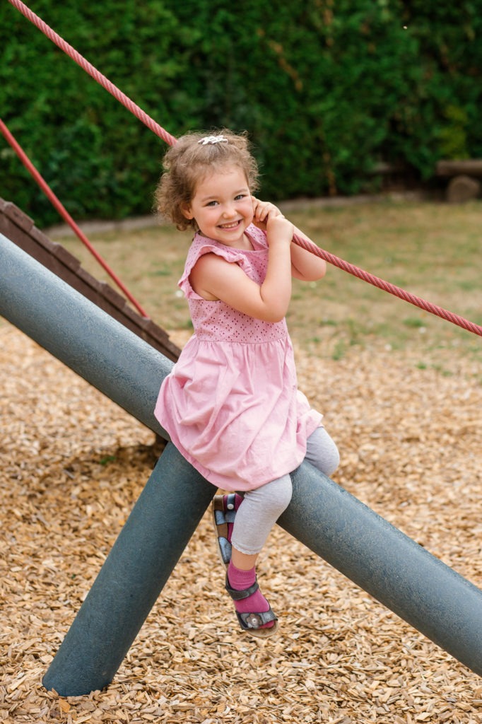 Natürliche Kindergartenfotografie im Kindergarten, Schulfotografie in der Natur, natürliche Schulfotos, Einschulungsfotos mal anders, lebendige Kinderfotos im Kindergarten oder Schule von Fotografin Eva Wegerle in Mainz für Frankfurt und Umgebung