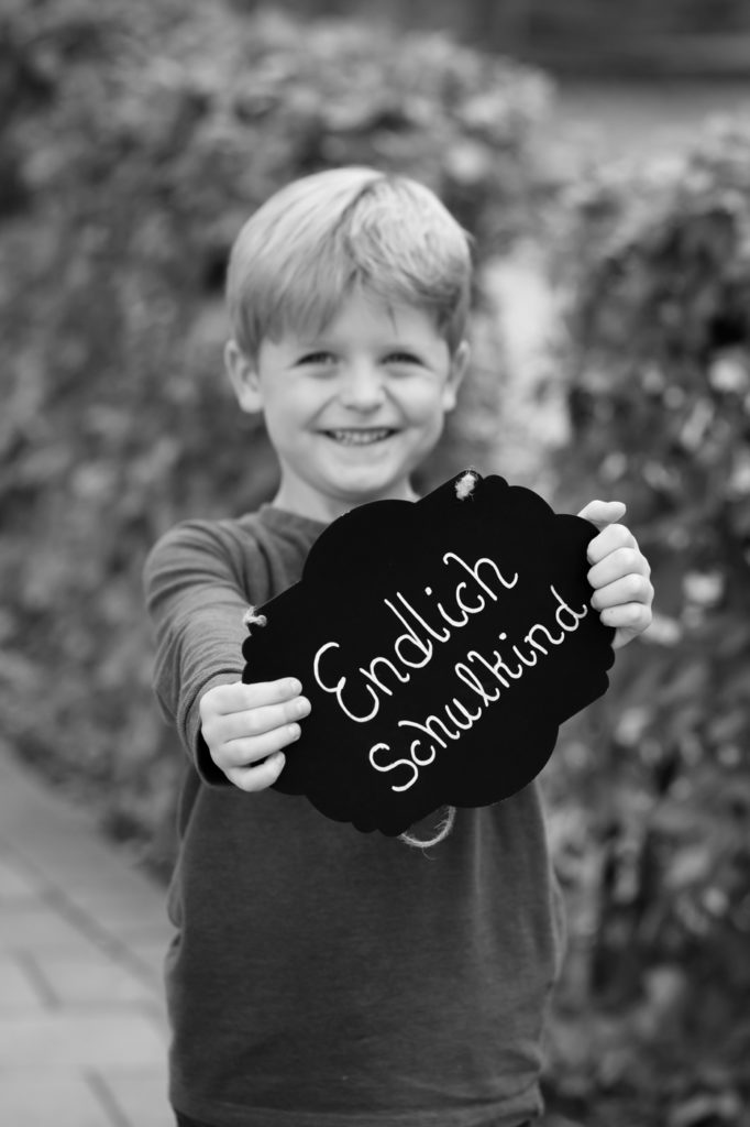 Natürliche Kindergartenfotografie im Kindergarten, Schulfotografie in der Natur, natürliche Schulfotos, Einschulungsfotos mal anders, lebendige Kinderfotos im Kindergarten oder Schule von Fotografin Eva Wegerle in Mainz für Frankfurt und Umgebung