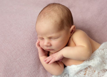 Foto von Neugeborenen Baby kurz nach der Geburt