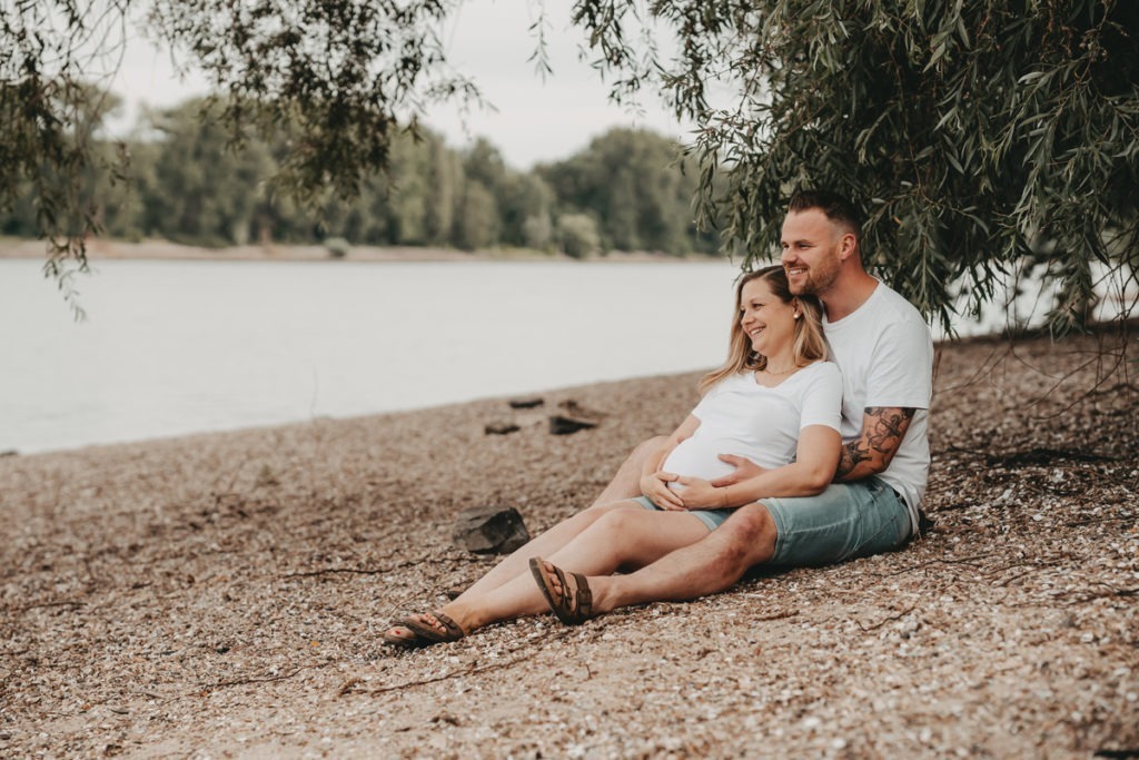 Babybauchfotos beim Fotoshooting in der Natur in Mainz und Frankfurt
