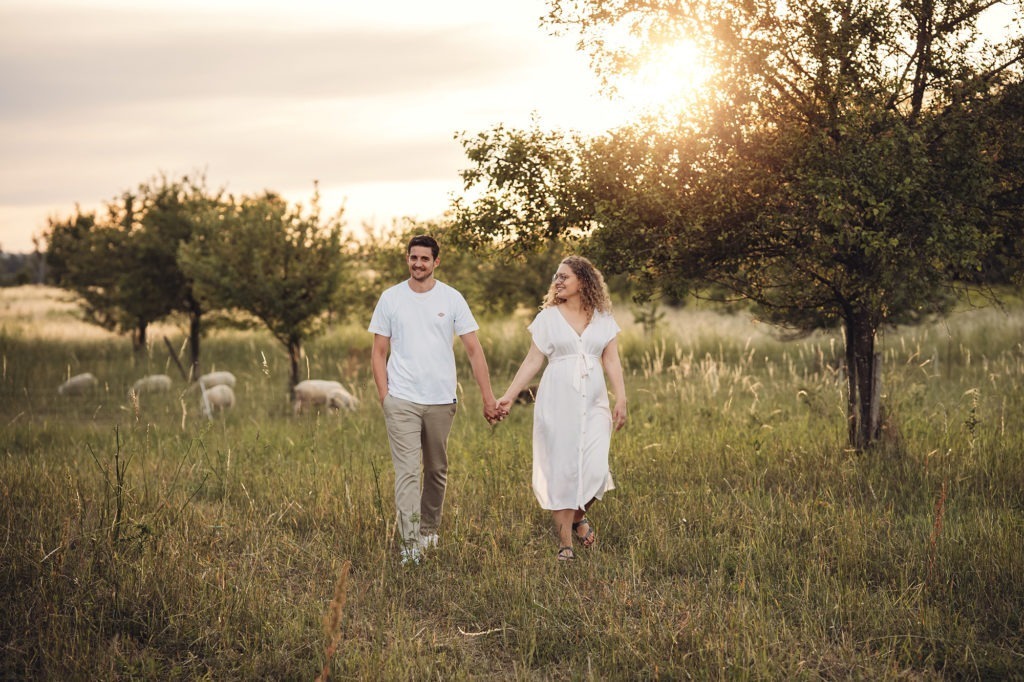 Babybauchfotos beim Fotoshooting in der Natur mit Partner aus Mainz und Frankfurt