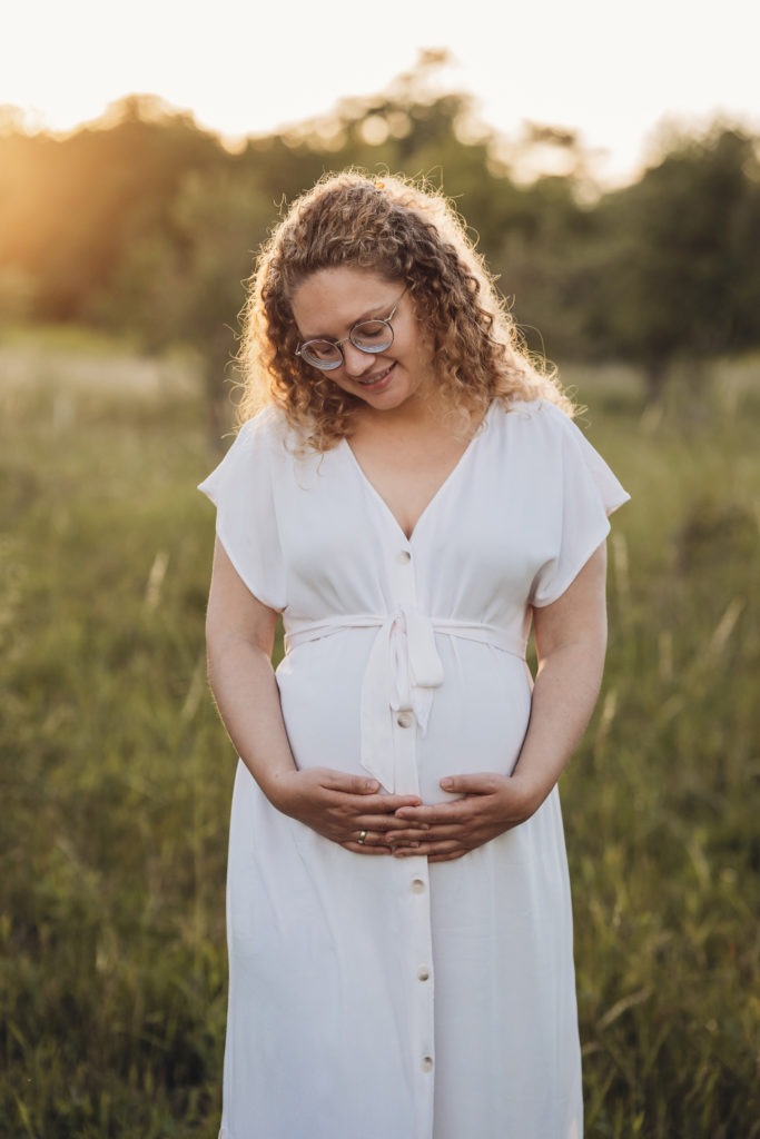 Babybauchfotos beim Fotoshooting in der Natur mit Partner aus Mainz und Frankfurt
