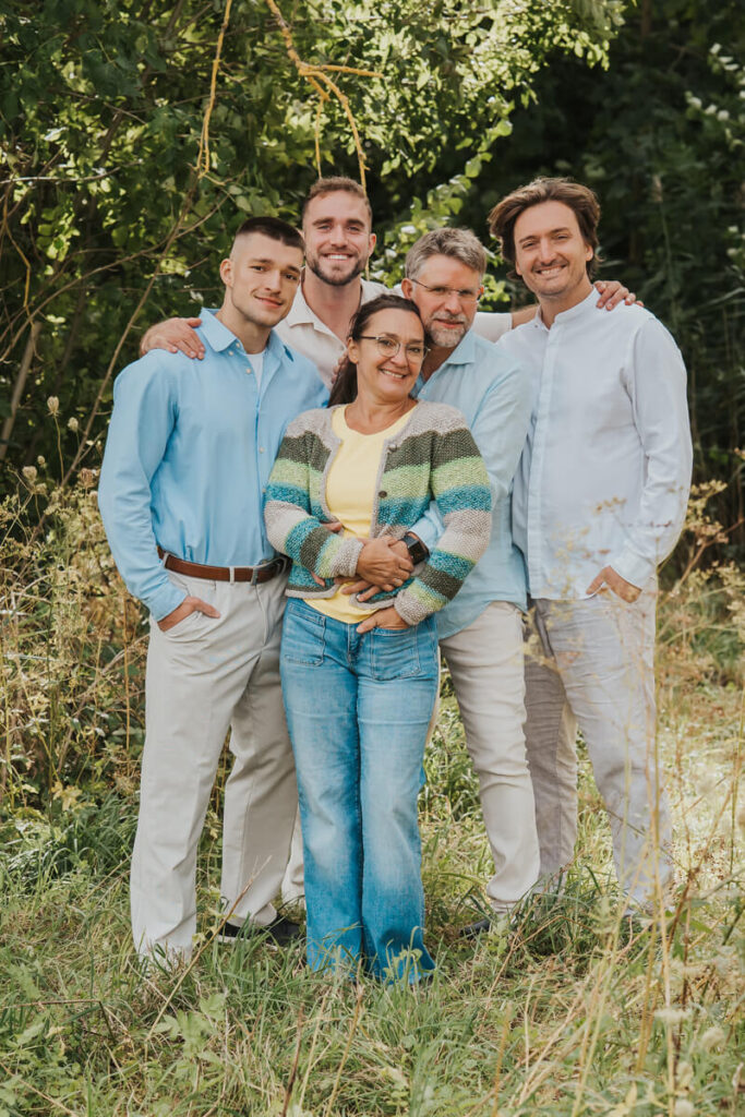 Familienfotoshooting in der Natur mit mehreren Kindern